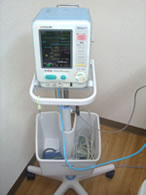 血圧・動脈血酸素飽和度・心電図・脈拍数・体温の変動を監視する装置